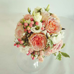 Bouquet tondo di iperico, rose e lisianthus