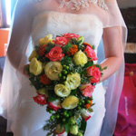 Bouquet a cascata, rose e lisianthus