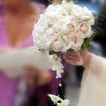 Bouquet tondo, rose Vendela e orchidee Dendrobium