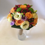 Bouquet di iperico, rose peach e lisianthus