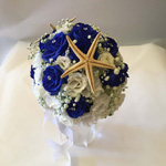 Bouquet tondo di rose bianche e blu con stelle marine