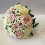 Bouquet tondo, rose bianche, rose pink e Bouvardia