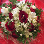 Bouquet, rose rosse e fresie