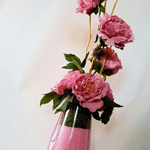 Composizione in vaso con fiori artificiali